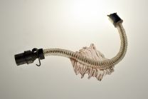 bras de lumière murano pailleté or, motif décor rose équipé douille B22 et griffe fixation verrerie