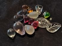 grains de rasins divers et 2 feuilles