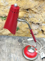Lampe en tôle rouge