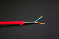 câble électrique textile rouge lisse